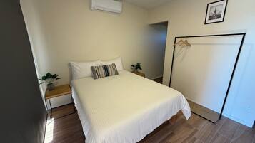 Deluxe kamer, balkon, uitzicht op zwembad | Een strijkplank/strijkijzer, gratis wifi