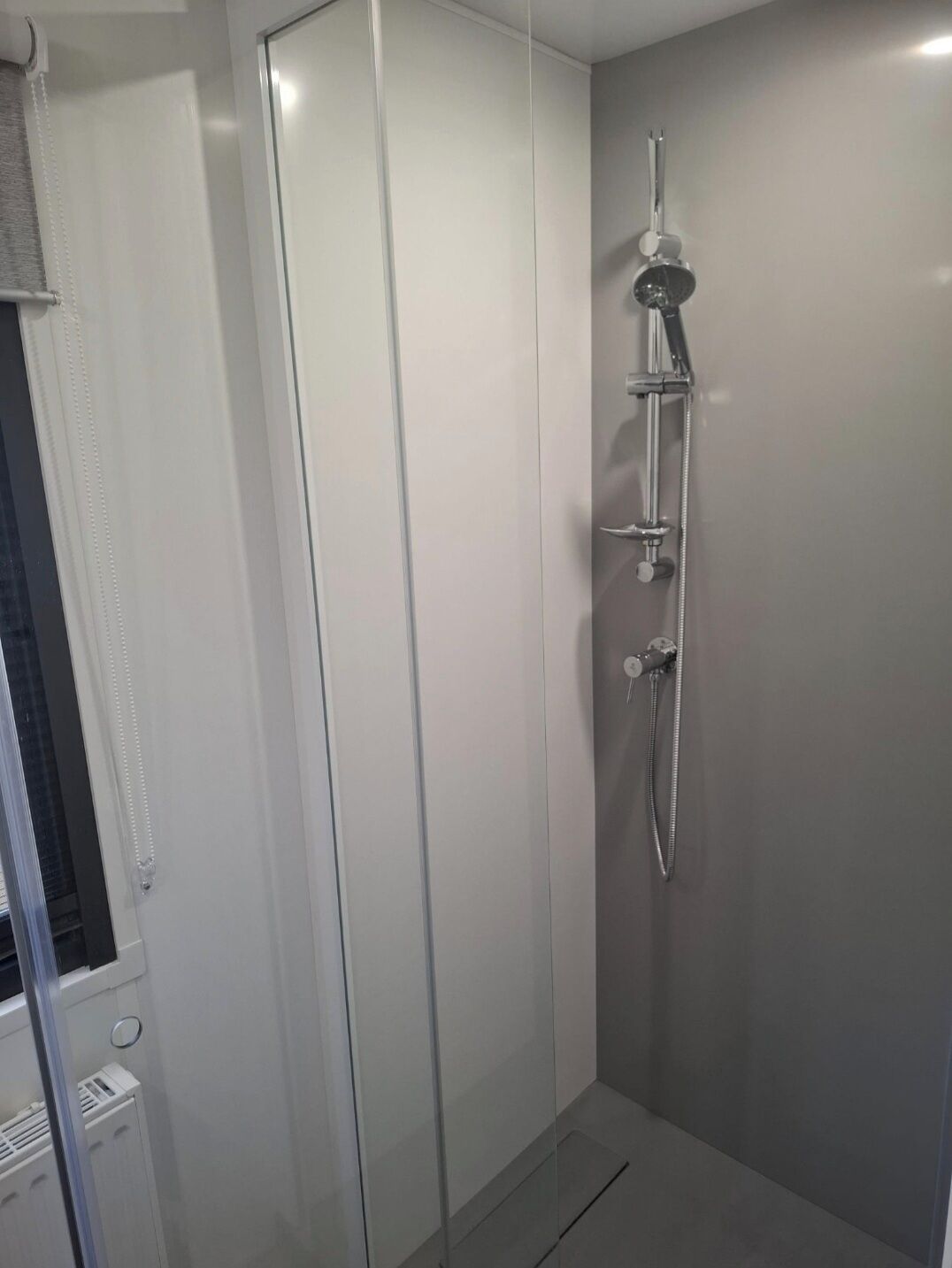 Secador de pelo, jabón y papel higiénico