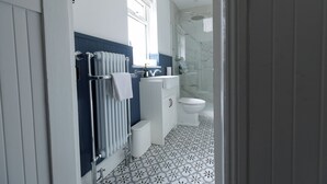 Shower, hair dryer - Stylish Retreat Inside City Walls (York)