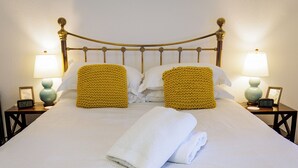 2 bedrooms, iron/ironing board, travel cot, free WiFi - Stylish Retreat Inside City Walls (York)