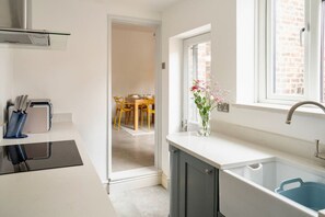Fridge, microwave, oven, stovetop - Stylish Retreat Inside City Walls (York)