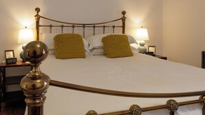 2 bedrooms, iron/ironing board, travel cot, free WiFi - Stylish Retreat Inside City Walls (York)