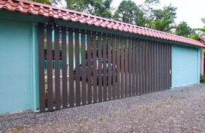 Property grounds - #1 Cozy 1-bedroom apartment in Cahuita with AC, Parking- near nat'l park, beach (Cahuita)