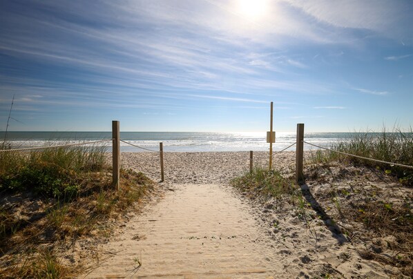 Beach nearby - Beacon at Surf City | Retreat Near Beach & Pools (Surf City)