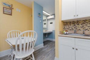 Dining - Beacon at Surf City | Retreat Near Beach & Pools (Surf City)
