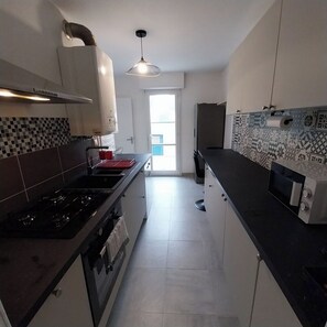 Private kitchen - Town house with garden, close to center and shops, 20min from the beach. (Quimper)
