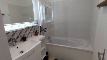 SĂšche-cheveux, serviettes fournies, savon, papier toilette