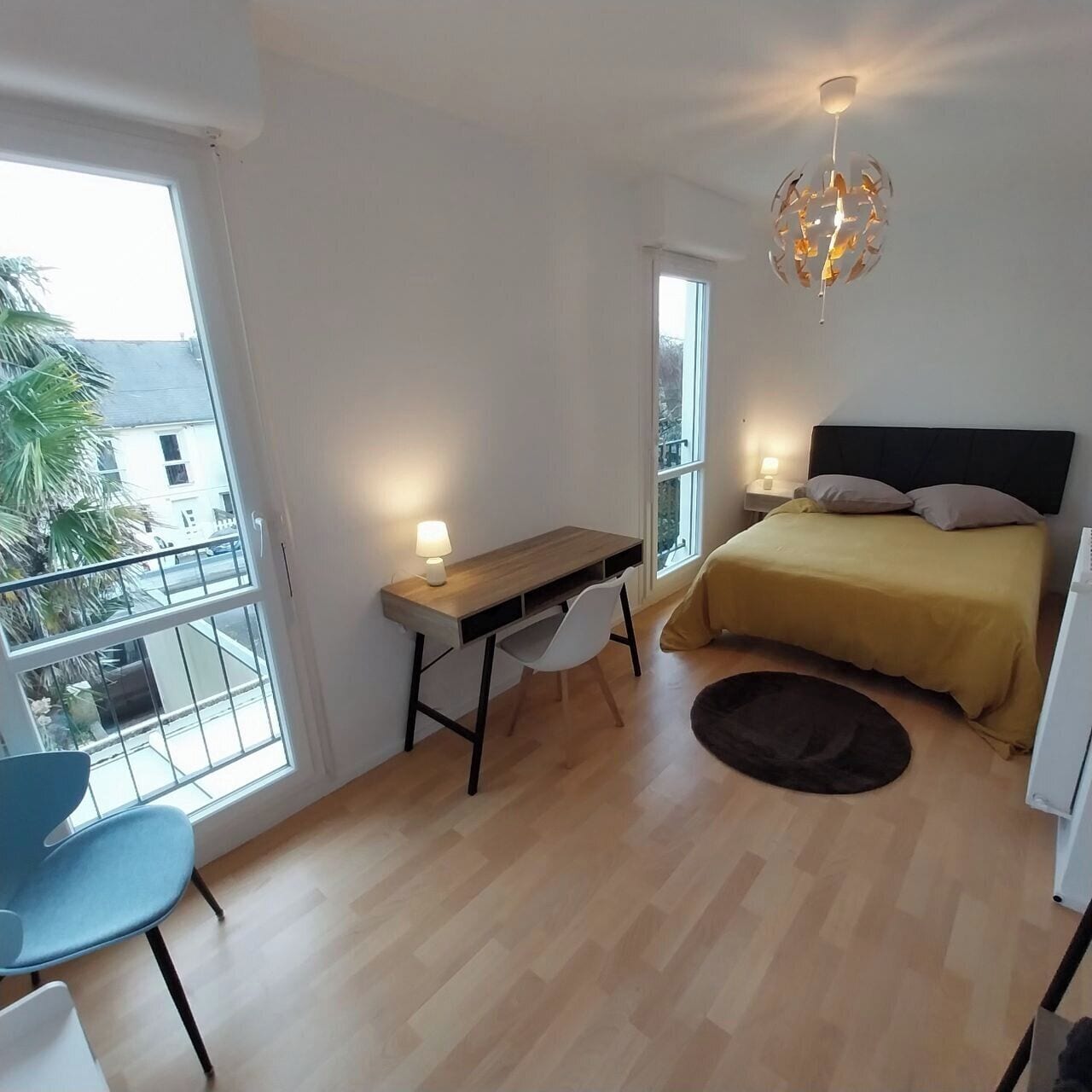 Een strijkplank/strijkijzer, wifi, beddengoed