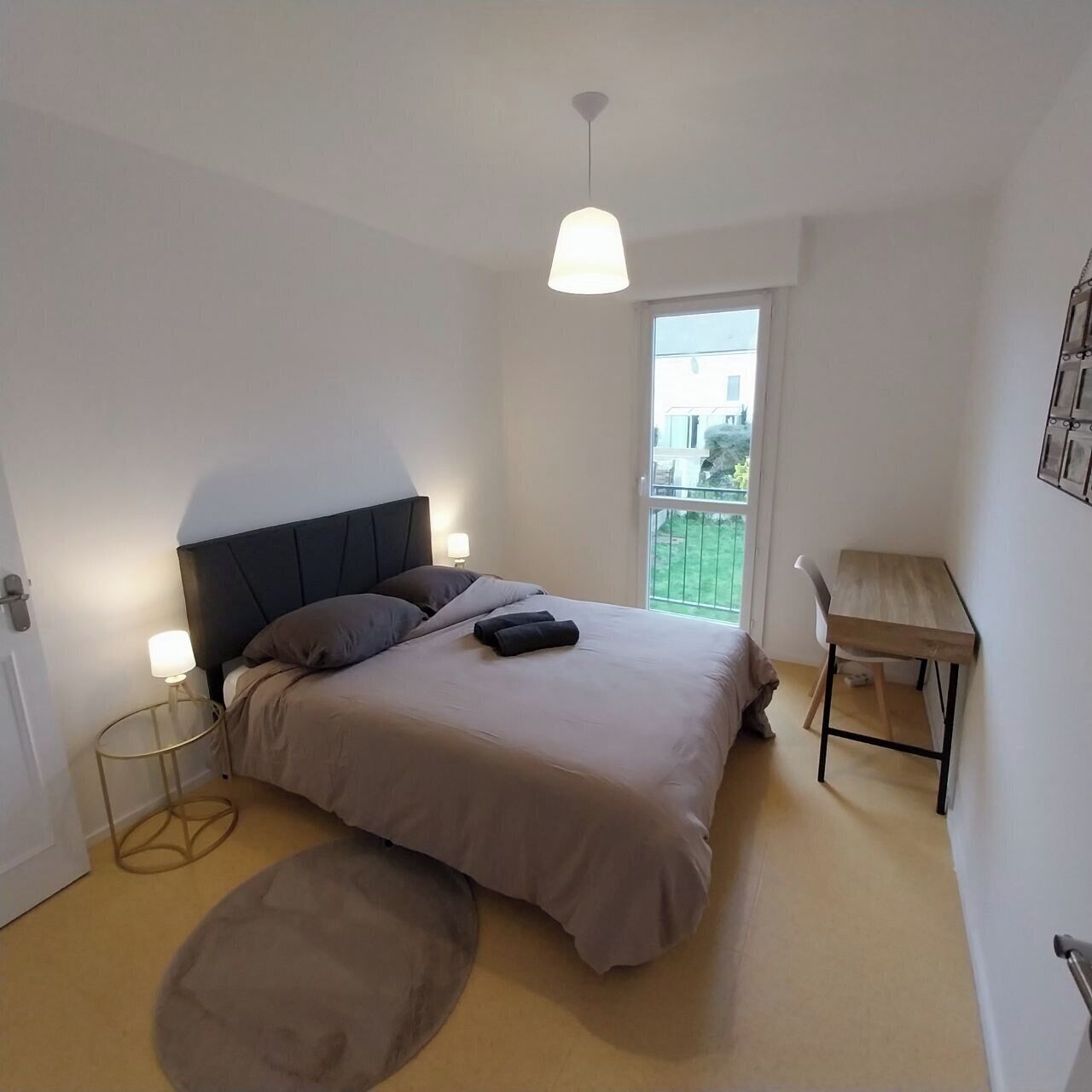 Een strijkplank/strijkijzer, wifi, beddengoed