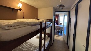 WiFi (surcharge) - 100m from ski slopes, 2nd floor, balcony, tv, ski locker, 45m², Auris en Oisans (Auris)