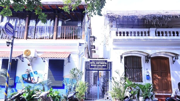 A hotel entrance with a sign indicating rooms are available. - Hotel Continental (Puducherry)