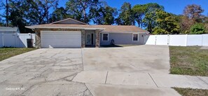 Exterior - Family Pool House Near Tampa International Airport 3-bedroom house (Tampa)
