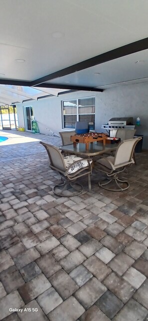 Outdoor dining - Family Pool House Near Tampa International Airport 3-bedroom house (Tampa)