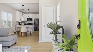 Un apartamento moderno con sala de estar, comedor y cocina.