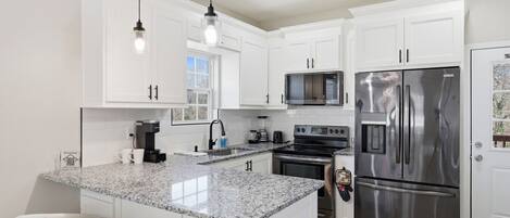 Frigorífico, microondas, horno y placa de cocina