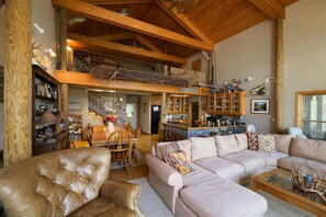 TV, fireplace - Cotter Bridge Cabin (Flippin)