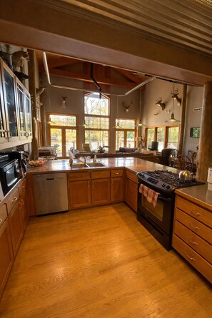Microwave, oven, stovetop, dishwasher - Cotter Bridge Cabin (Flippin)