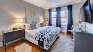 8 habitaciones, escritorio y tabla de planchar con plancha