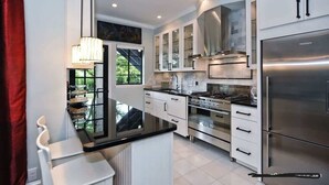 Private kitchen - The Home Collection: Modern Myers Park 2BR Condo · Free Parking · Near Uptown & Atrium (Charlotte)