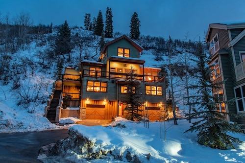 Experience the Charm of Quaint Old Town in Luxury! Private Hot Tub, Walk to Main Street!