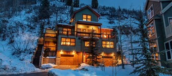 Experience the Charm of Quaint Old Town in Luxury! Private Hot Tub, Walk to Main Street!