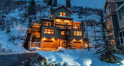 Experience the Charm of Quaint Old Town in Luxury! Private Hot Tub, Walk to Main Street!