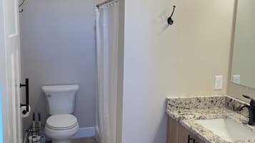 Hiustenkuivaaja, pyyhkeet, saippua, vessapaperi