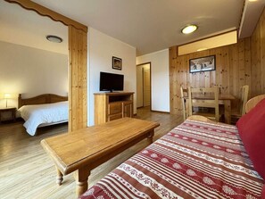 1 bedroom - 100m from resort center, 3rd floor, swimming pool, sauna, balcony, tv, ski locker, 38m², Les Orres (Les Orres)