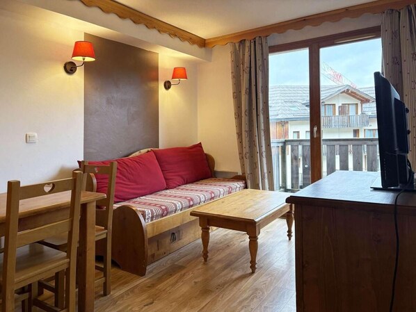 TV - 100m from resort center, 3rd floor, swimming pool, sauna, balcony, tv, ski locker, 38m², Les Orres (Les Orres)