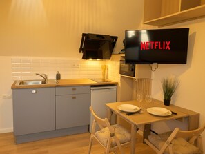 Réfrigérateur, micro-ondes, plaque de cuisson, cafetière/bouilloire