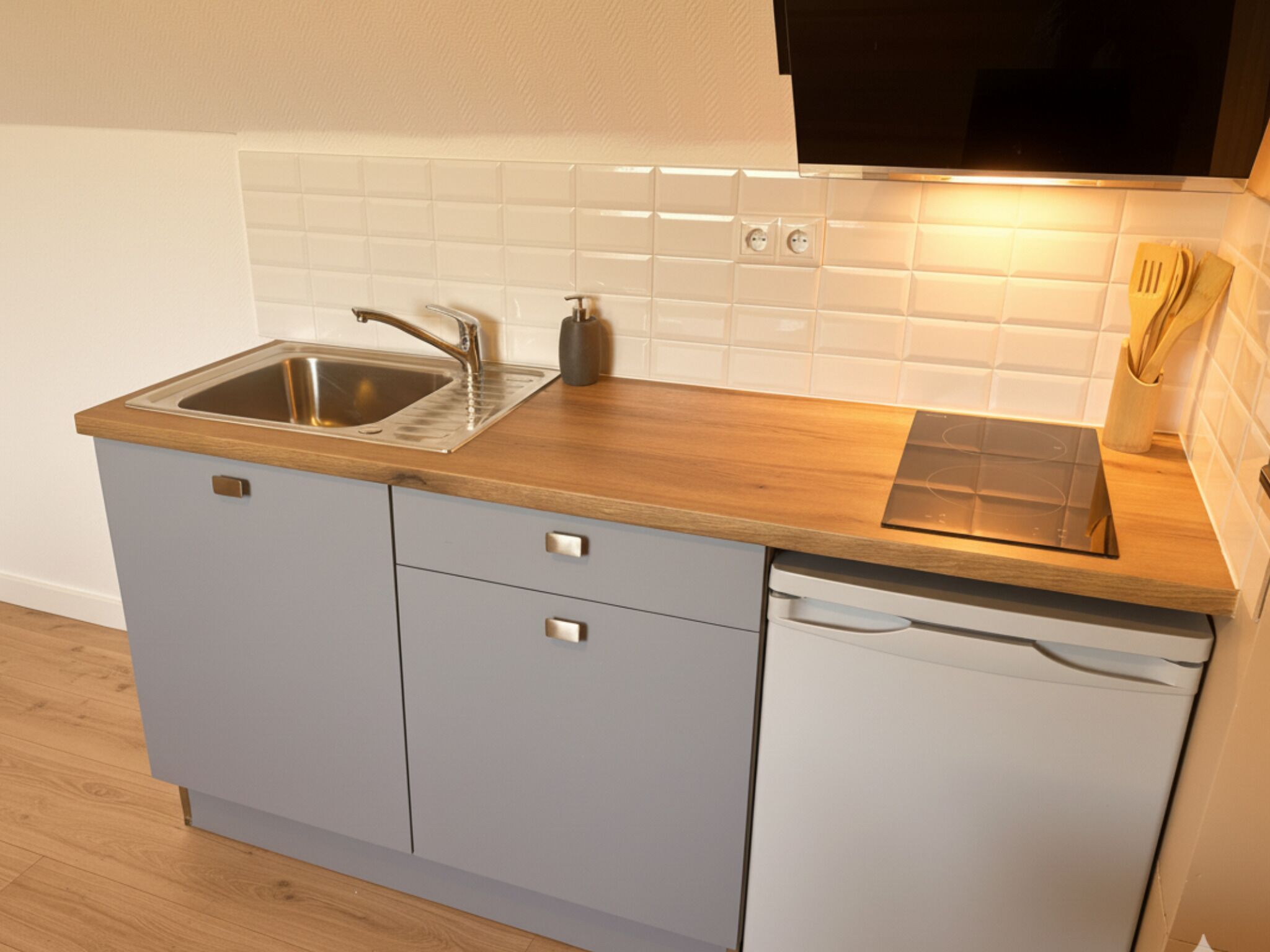 Frigorífico, microondas, placa de cocina y cafetera o tetera