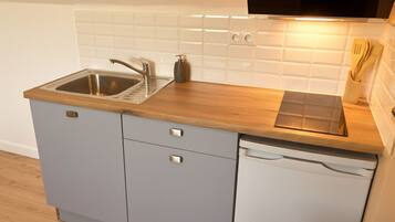 Een koelkast, een microgolfoven, een kookplaat