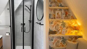 Een douche, een haardroger, toiletpapier