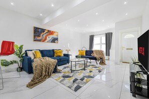 TV - Charming 3Bed 2Bath in Windsor /Near Heathrow - Free Parking (Windsor)