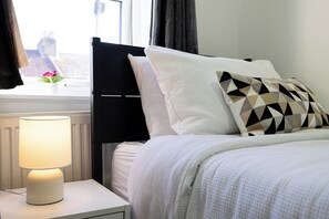 3 bedrooms, iron/ironing board, travel cot, free WiFi - Charming 3Bed 2Bath in Windsor /Near Heathrow - Free Parking (Windsor)
