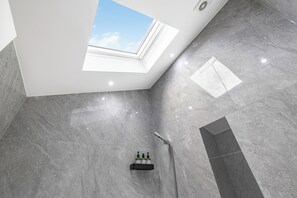 Shower, hair dryer, towels, soap - Charming 3Bed 2Bath in Windsor /Near Heathrow - Free Parking (Windsor)