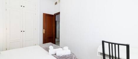Apartment, 2 Bedrooms, Air conditioning | Blackout drapes, iron/ironing board, free WiFi
