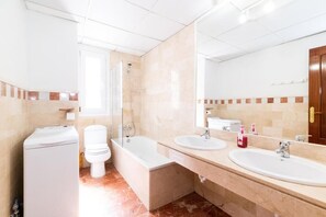 Apartment, 2 Bedrooms, Air conditioning | Bathroom - Apartamento Duende 5 Granada (Granada)