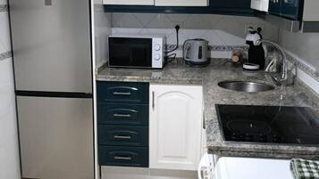 Apartment, 2 Bedrooms, Air conditioning | Private kitchen