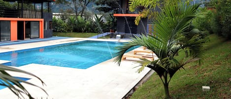 Una piscina al aire libre