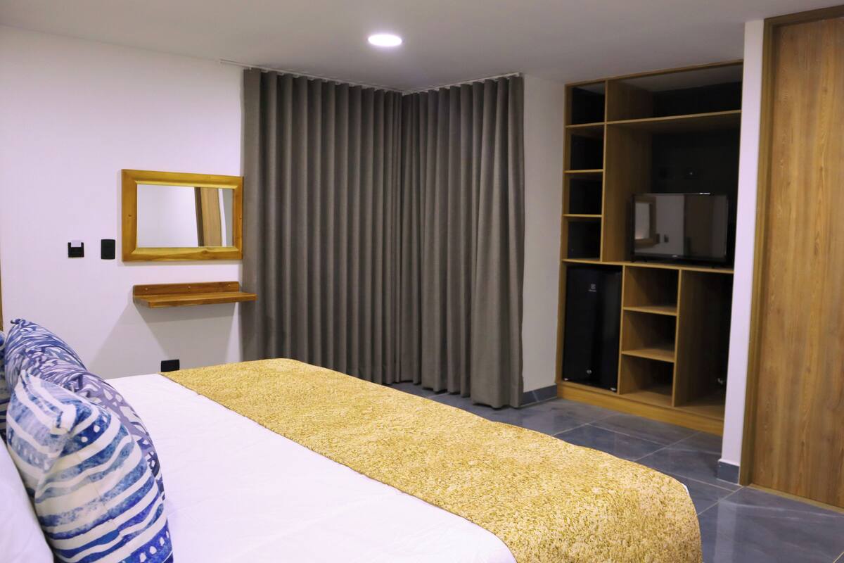 Habitación doble superior | Caja fuerte, escritorio, espacio para trabajar con un portátil