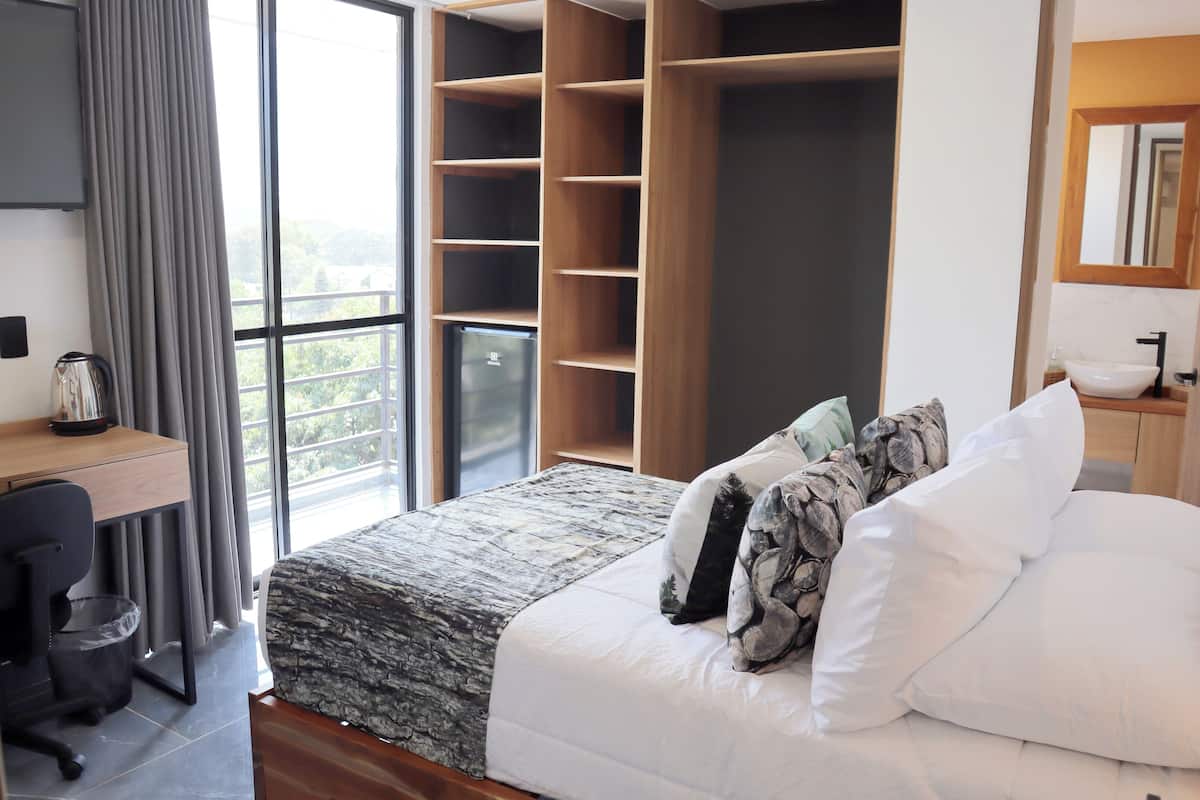 Habitación estándar, vistas al jardín | Caja fuerte, escritorio, espacio para trabajar con un portátil