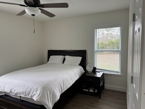 5 bedrooms, iron/ironing board, WiFi, bed sheets - Gorgeous 5 bedroom Master's home (Martinez)