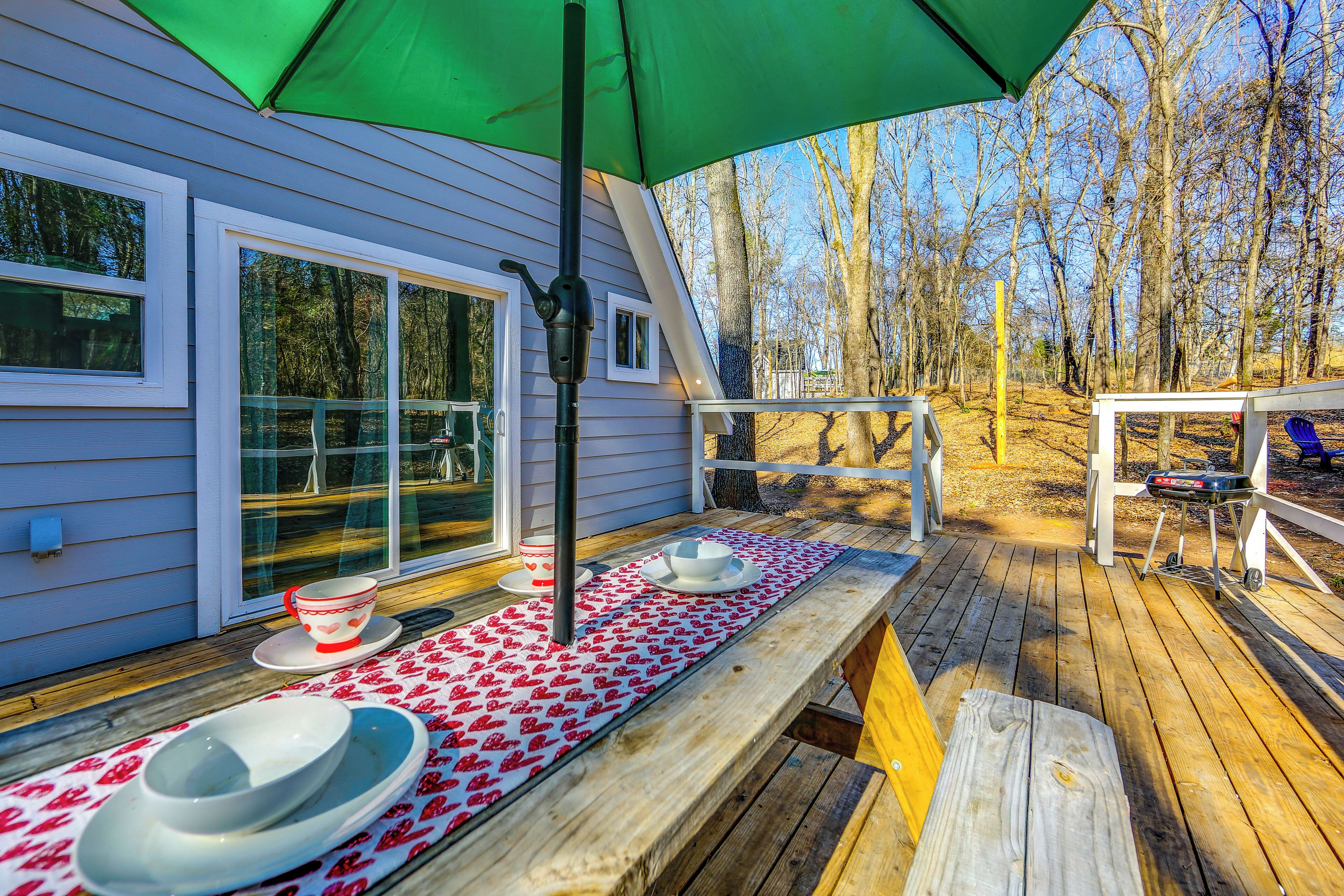 Hawkins Vacation Rental | Studio | 1BA | 650 Sq Ft | 2 Steps to Enter