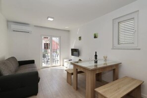 Living area - A lovely apartment with an even more beautiful terrace. Enjoy! (Zadar)