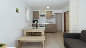 Eine moderne Küche mit Holzausstattung, einer zentralen Kochinsel und einem Esstisch.