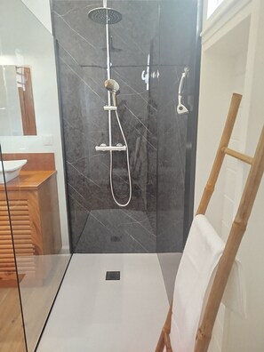 Shower, hair dryer, towels - Chic accommodation in contemporary tropical style (Saint-François)