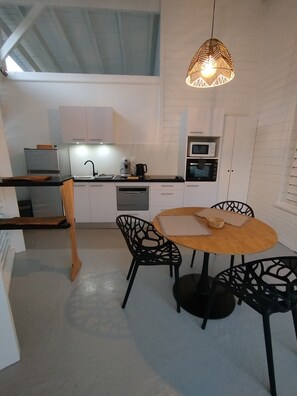 Private kitchen - Chic accommodation in contemporary tropical style (Saint-François)