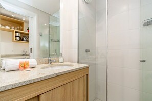 Studio | Bathroom - Studio em Predio Novo no Centro - Man1708 (Curitiba)