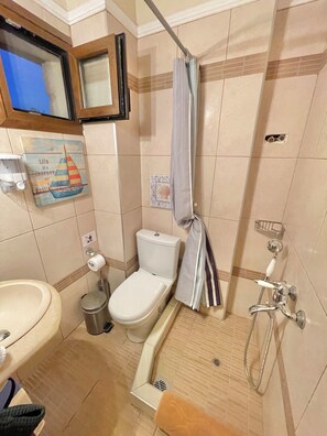 Appartement, balkon, uitzicht op zee | Badkamer | Badjassen, pantoffels